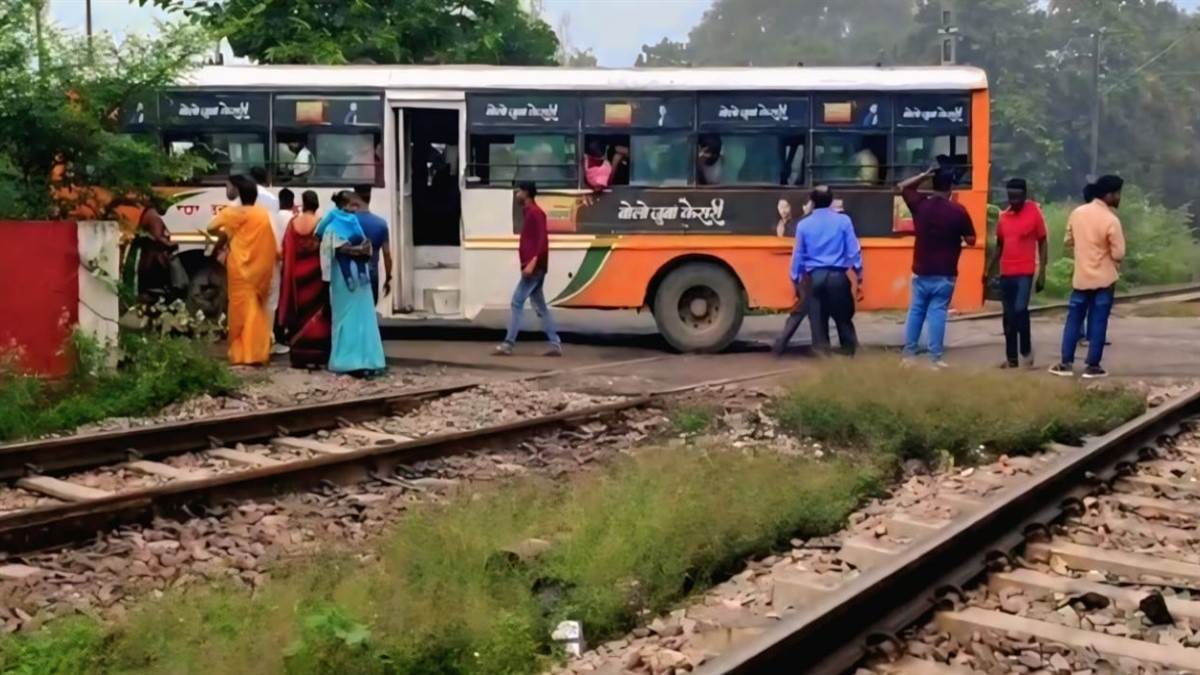 jaunpur careless drivers break railway crossing gate train delayed