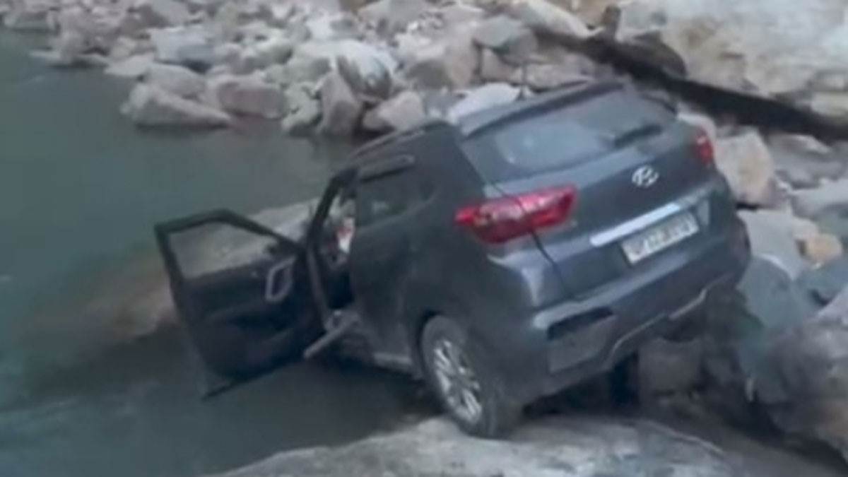 rockslide causes car accident one dead