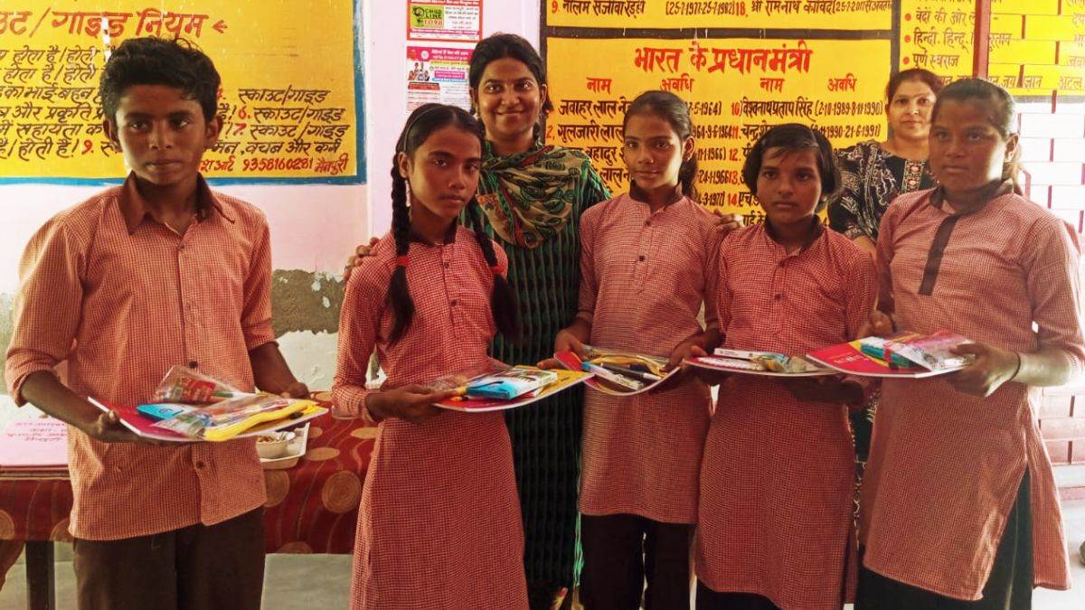 mainpuri news cdo neha bandhu students rewarded for answering questions