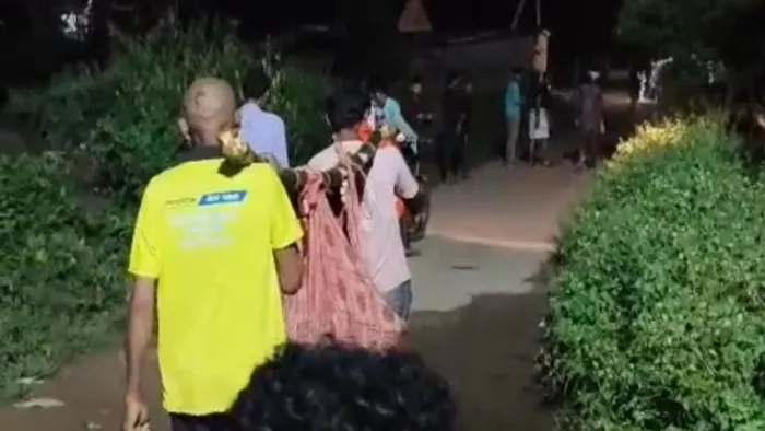 मोहित के शव को कंधे पर लेकर जाते स्वजन। वीडियो ग्रैब