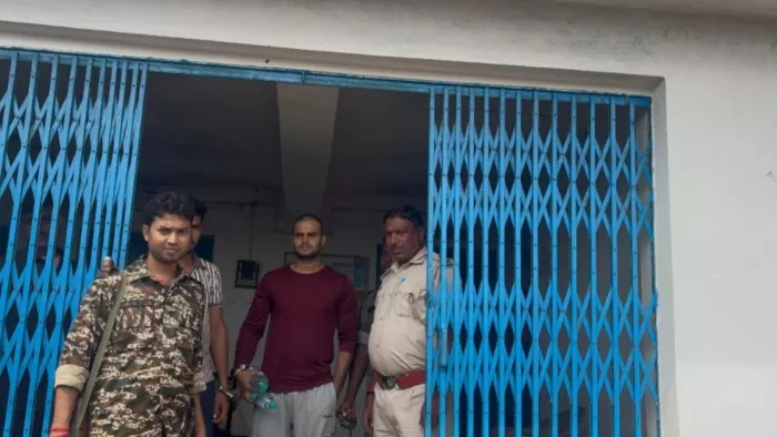 मध्य प्रदेश की पुलिस ने पथरौल से दो साइबर ठग को पकड़ा