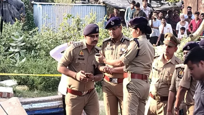 काेचिंग सेंटर के बाहर घटनास्थल पर जांच करते डीआइजी हरीश चंदर (मध्य में) साथ में दाएं एसपी आरती सिंह। जागरण
