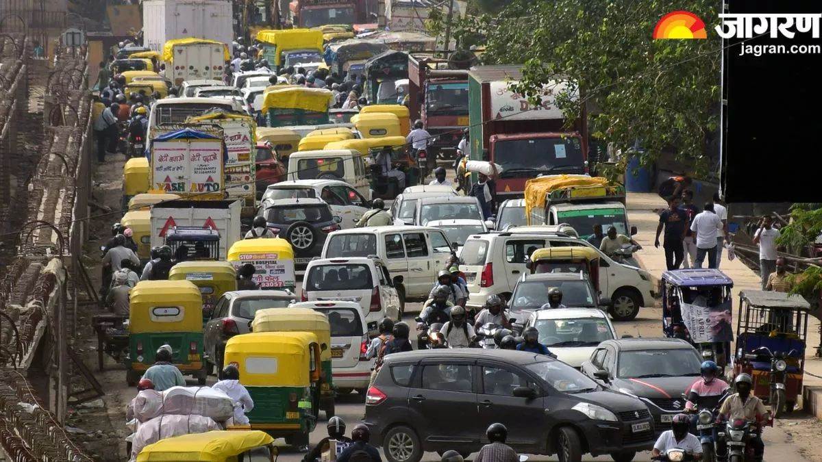 ncr noida news bus diversion frees pari chowk from traffic jams