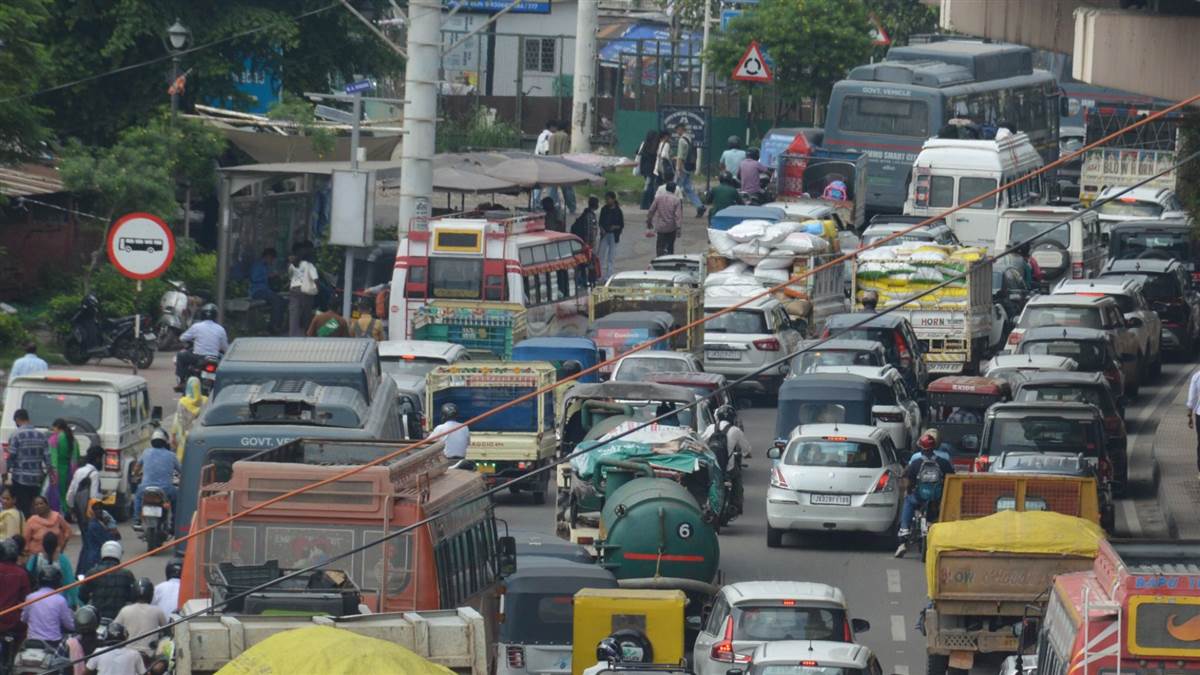 jammu faces traffic jam this festive season police absent from the streets encroachment increases the problem