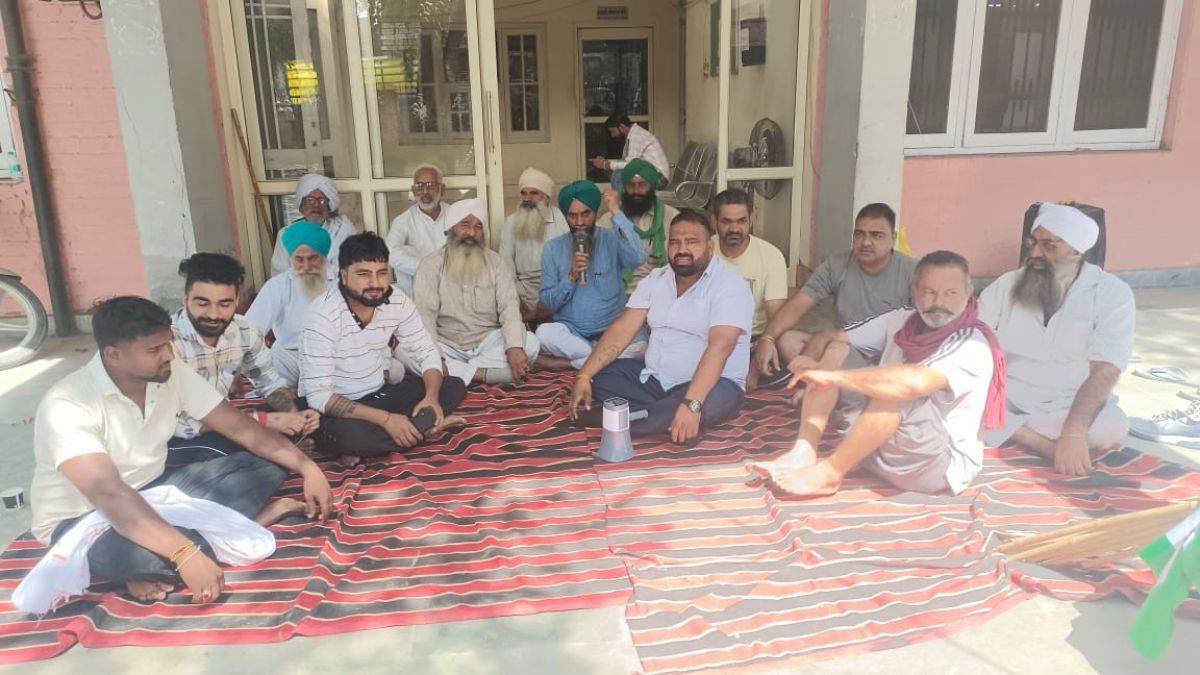 farmers in kaithal are upset over non purchase of paddy and stage protests