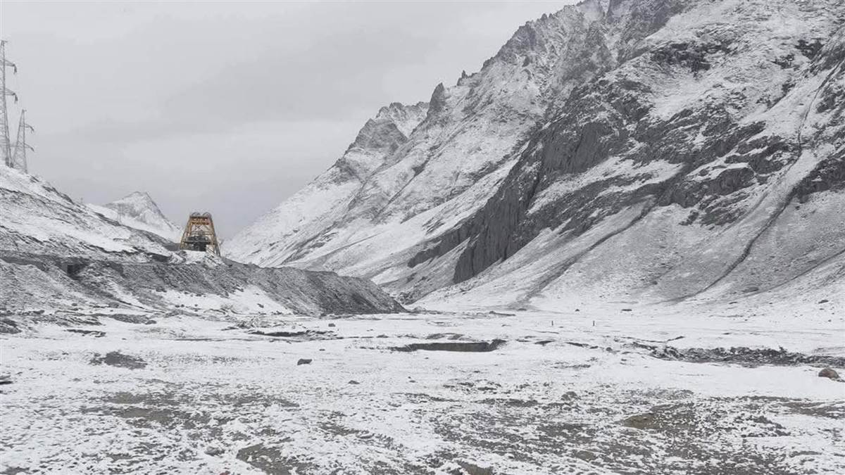 snowfall for the first time at zero point in zojilapass sonmarg in jammu and kashmir see the captivating pictures