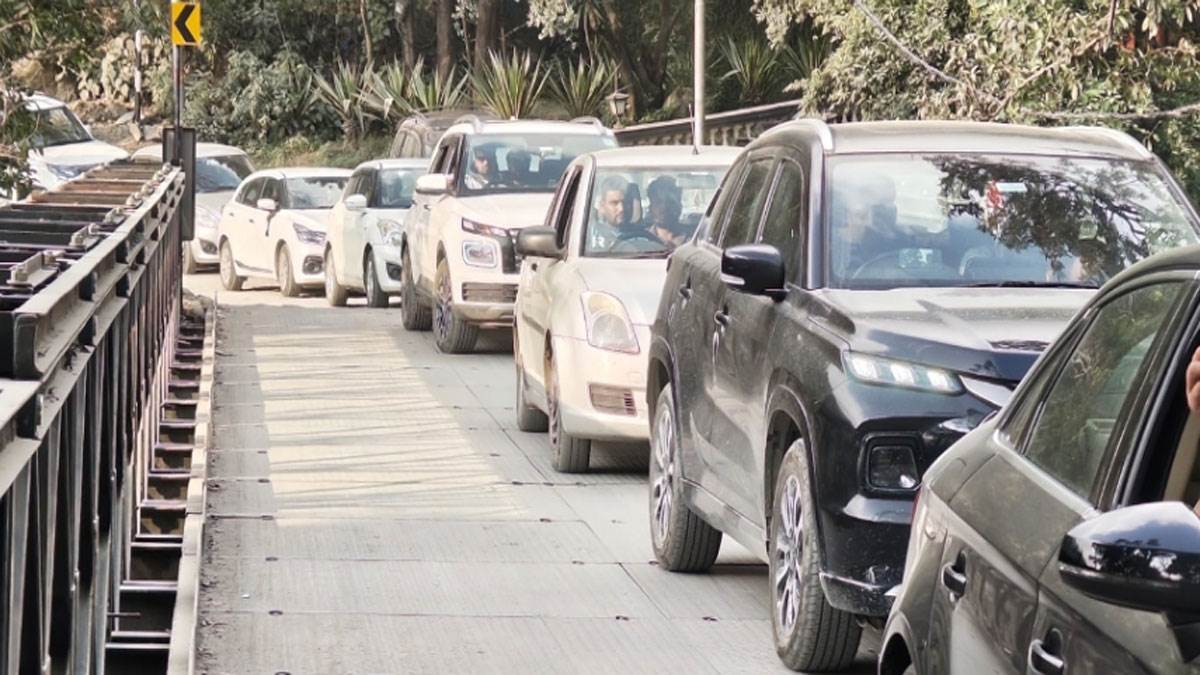 dehradun mussoorie traffic jam road damage causes tourist delays