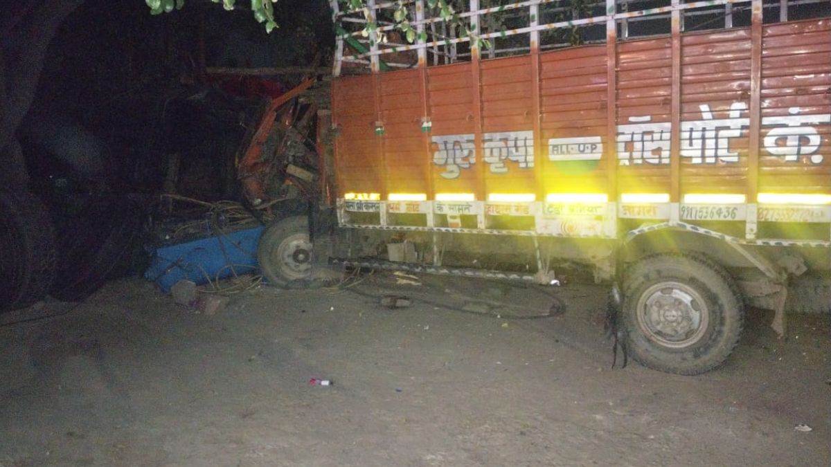 agra highway accident 4 dead in truck catenor collision agra accident news