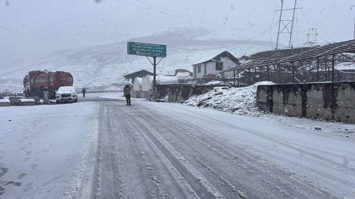 snowfall in himachal pradesh manali lahaul spiti tourist spots attract visitors leh highway blocked