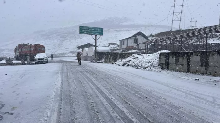 लाहुल स्पीति अटल टनल रोहतांग के छोर पर हो रही बर्फबारी। जागरण