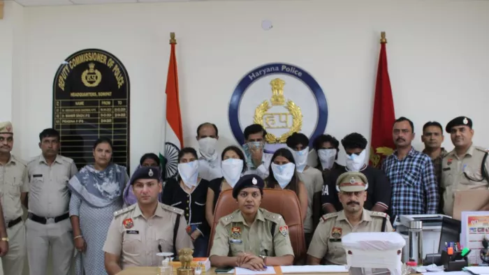 सोनीपत में हनीट्रैप गैंग का भंडाफोड़, फैक्ट्री मालिक से 40 लाख की उगाही, मां-बेटी समेत 9 गिरफ्तार