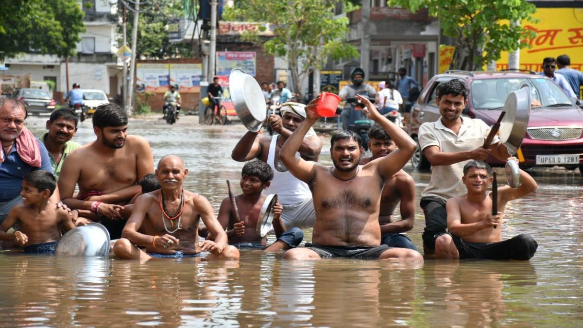 varanasi residents protest dilapidated road and waterlogging in seer goverdhanpur