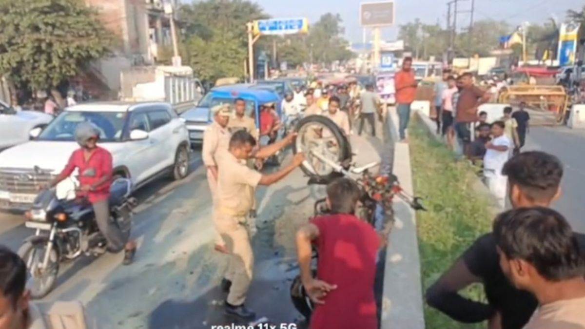 moving bike caught fire on delhi road in moradabad causing chaos on the road