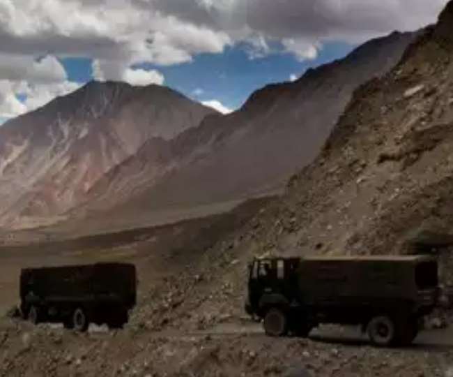 चीन ने तिब्बत के विवादित इलाके में अरुणाचल प्रदेश के नजदीक करीब 100 घरों वाला एक गांव बना लिया है।