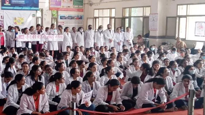 Sonipat: छात्राओं ने पूछा- क्या राजा की बेटी ही चिकित्सक बनेगी ...