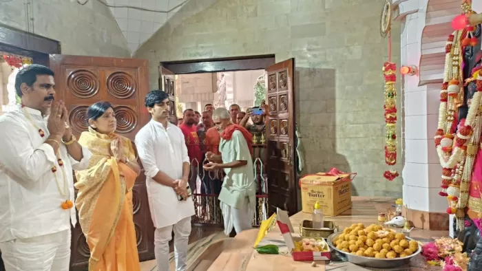 कुल देवी की पूजा करते आनंद मोहन एंड फैमली।