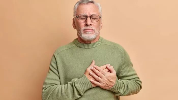 High Cholesterol: हाई कोलेस्ट्रॉल के कारण भी सीने में दर्द की समस्या हो सकती है।