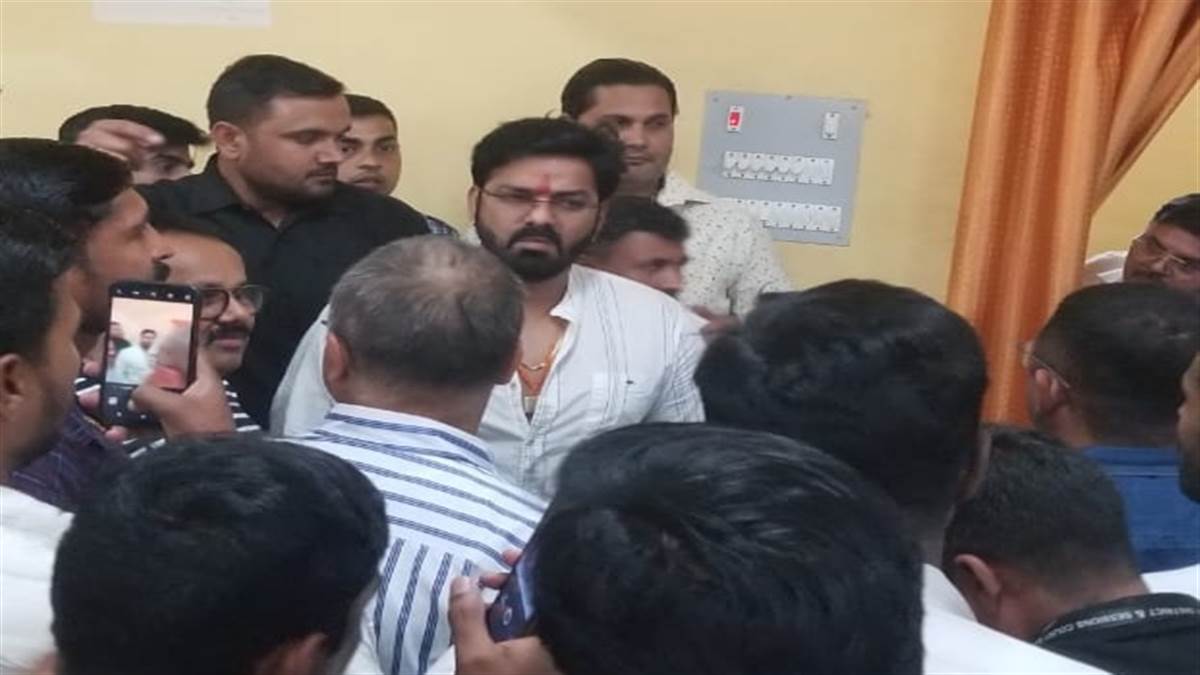 बलिया न्यायालय में पेशी के दौरान भोजपुरी अभिनेता पवन सिंह से बदसलूकी
