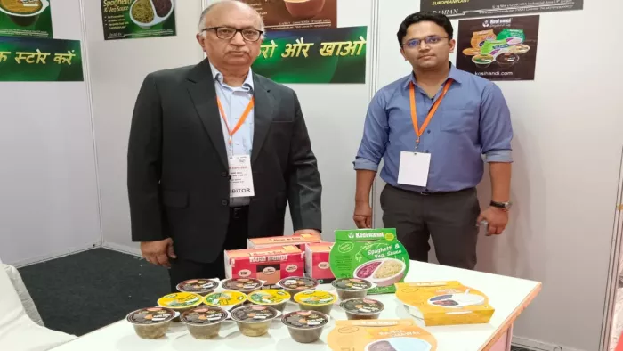 राजमा चावल, सरसों का साग, तरह तरह की सब्जियां, मिक्स वेज, वेज बिरयानी जैसी चीजें बनी बनाई डब्बे में मिलेंगी।