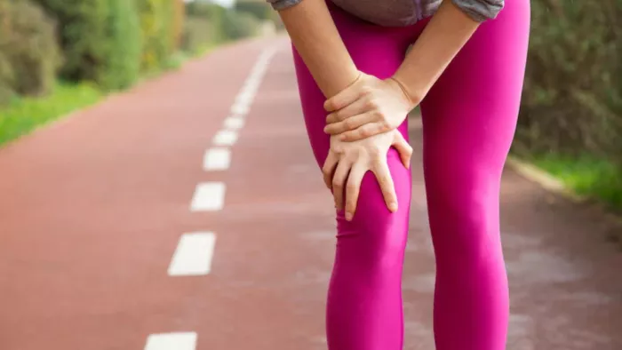 Health Tips: अदरक के सेवन से घुटने के दर्द में आराम मिल सकता है।