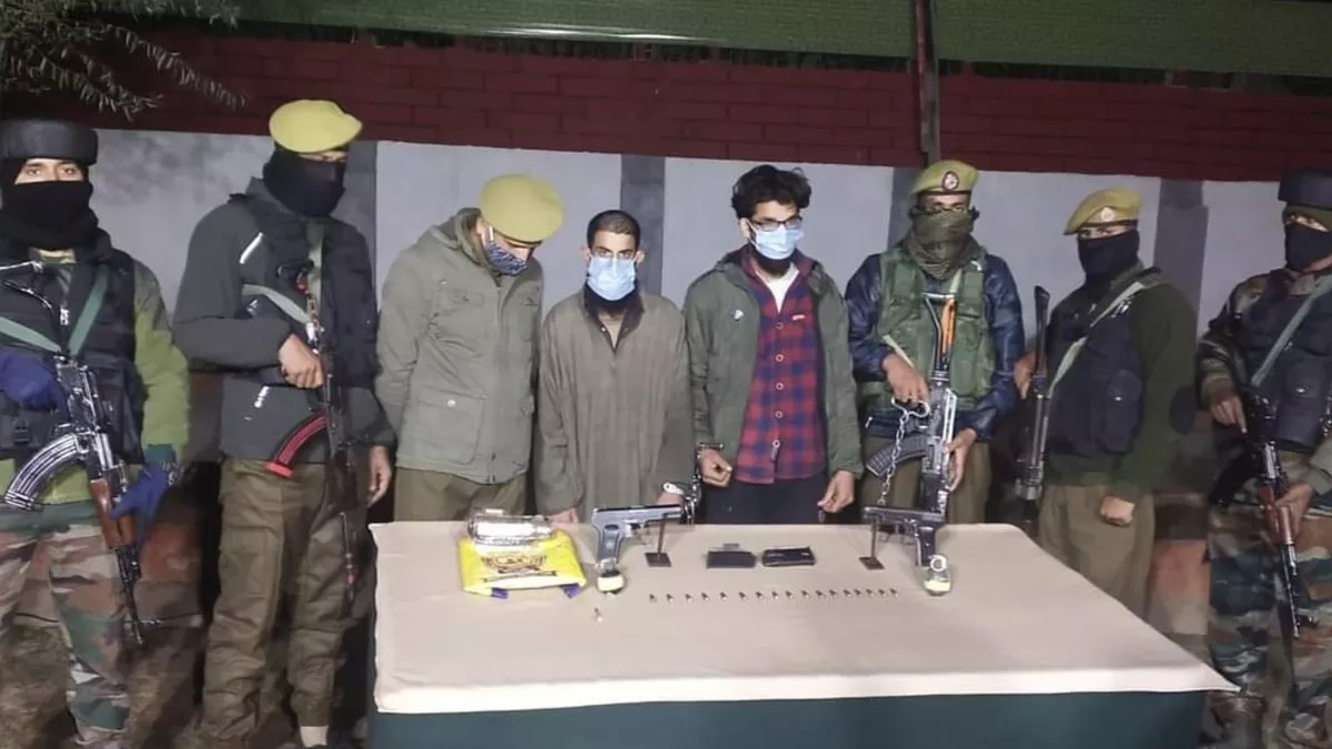 पुलिस का कहना है कि वह बाजार में हमले की फिराक में थे।
