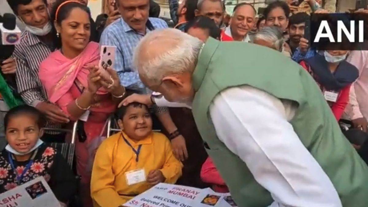 narendra modi himachal pradesh solan road show pm stop convoy for talk with divyang child