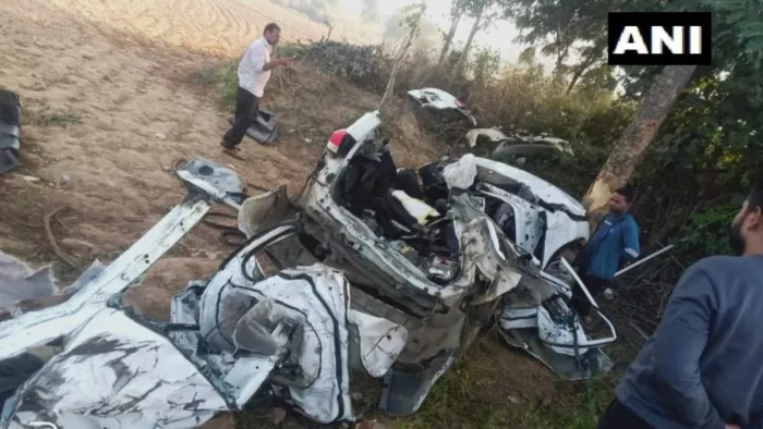 MP Road Accident: मध्य प्रदेश के निवाड़ी एक कार पेड़ से टकरा गयी।