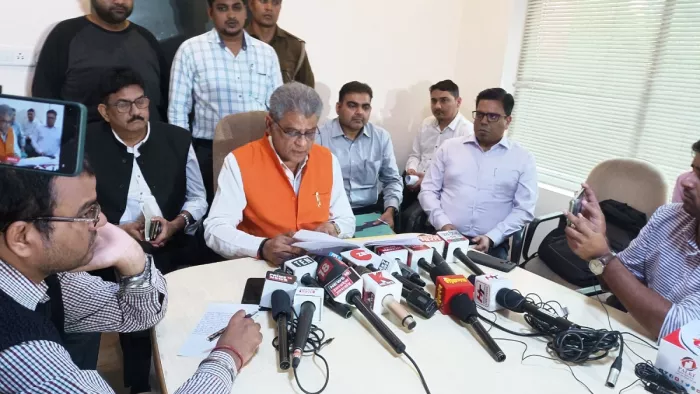 Noida: योगी के मंत्री ने मेट्रो में सफर कर प्रदूषण का लिया जायजा