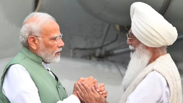 PM Modi: मंडी में रैली से पहले पीएम मोदी ने डेरा ब्यास में भरी हाजिरी।