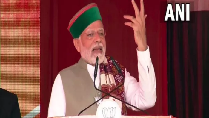 प्रधानमंत्री नरेन्द्र मोदी मंडी के सुंदरनगर में रैली को संबोधित करते हुए।