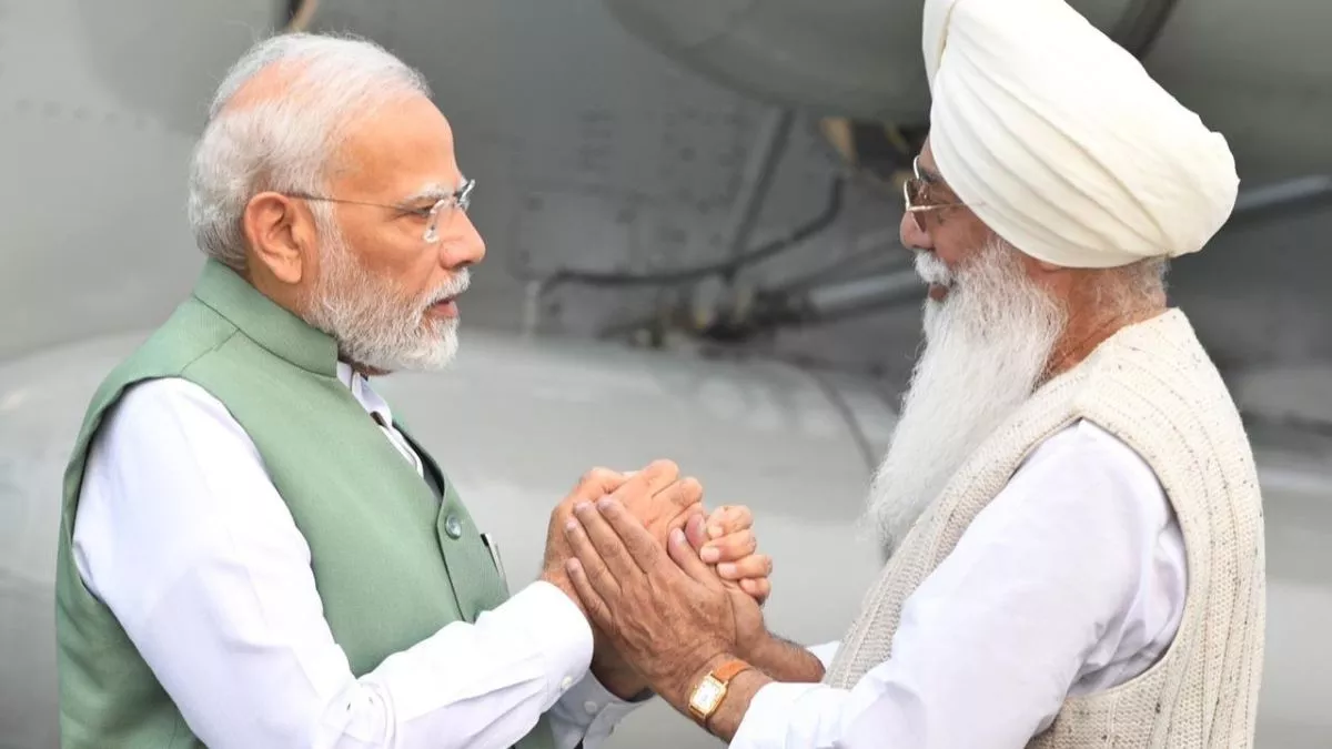 Video PM Modi in Dera Beas: पीएम मोदी पंजाब में डेरा ब्‍यास पहुंचे, बाबा  गुरिंदर से कर रहे हैं गुफ्तगू - PM Narendra Modi reaches Radha Swami Dera  Beas in Punjab