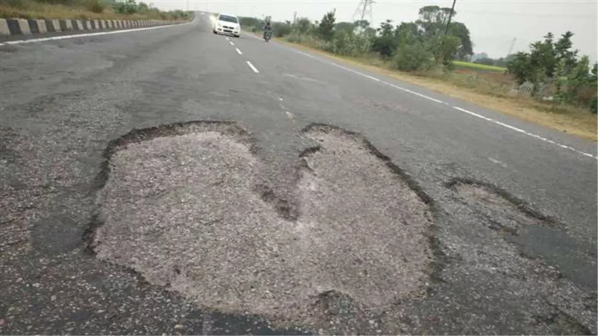 Aligarh News : बदहाल है दिल्‍ली-कानपुर राष्‍ट्रीय राजमार्ग, गड्ढों का दर्द झेल रहे वाहन