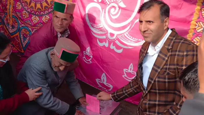 देश के पहले मतदाता 106 वर्षीय श्याम सरन नेगी का तीन दिन पहले का फोटो।
