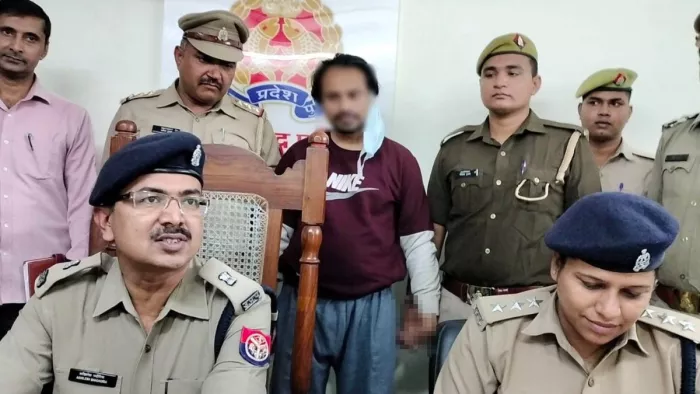 चोरी के मुख्य आरोपित को गिरफ्तार कर घटना का राजफाश करते एसपी सिटी अखिलेश भदौरिया व सीओ शैलजा मिश्रा। जागरण