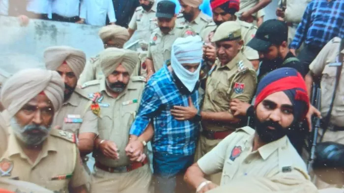 शिवसेना नेता सुधीर सूरी की हत्या मामले के आरोपित संदीप सिंह सन्नी को कोर्ट में पेश किया गया। (जागरण)