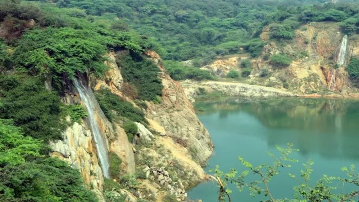 असोला भाटी माइंस स्थित नीली झील दिल्ली का पहला वैटरफाल काम्पलेक्स।