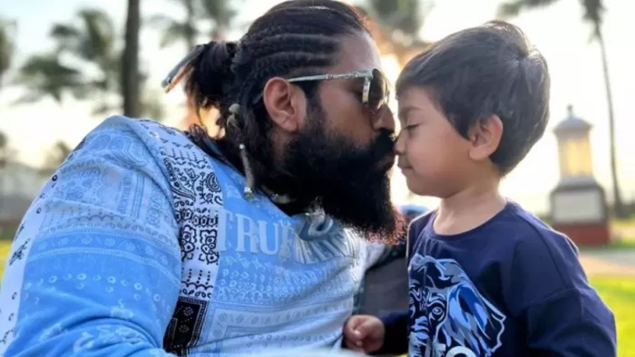 KGF Actor Yash New Look: यश को मुंबई में स्पॉट किया गया है।