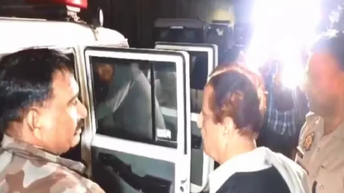 Azam Khan: आजम खान को जेल से लाकर पेश न करने पर कोर्ट ने जताई नाराजगी