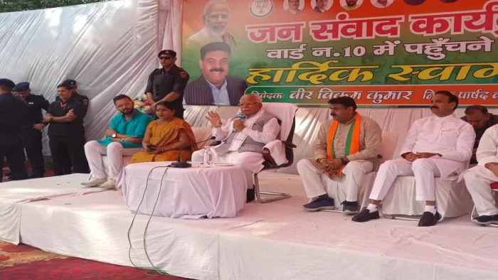 सीएम मनोहर लाल करनाल में जनसंवाद कार्यक्रम करते हुए