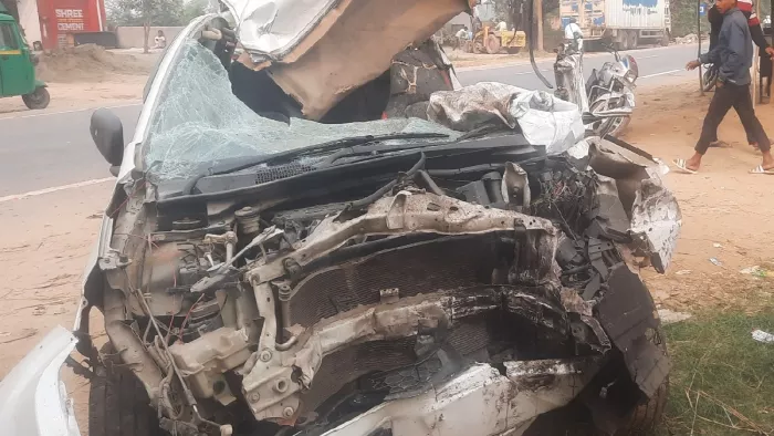 कुंदरकी में राजमार्ग पर खड़ी क्षतिग्रस्त कार। जागरण