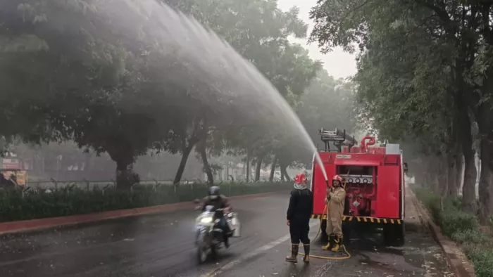 दिल्ली में प्रदूषण पर रोकथाम के लिए दिल्ली फायर सर्विसेज ने हॉटस्पॉट इलाकों में पानी का छिड़काव शुरू किया।