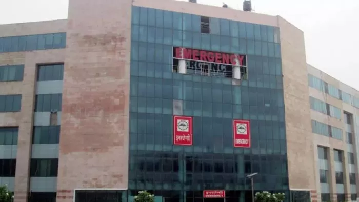 घायल के स्वजन से दवा मंगाने की शिकायत। (फाइल फोटो)