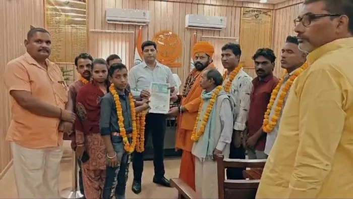 कलेक्ट्रेट स्थित जिलाधिकारी कक्ष में एसडीम रविकांत चौबे को अपने धर्म परिवर्तन का शपथ पत्र सौंपते लोग : जागरण