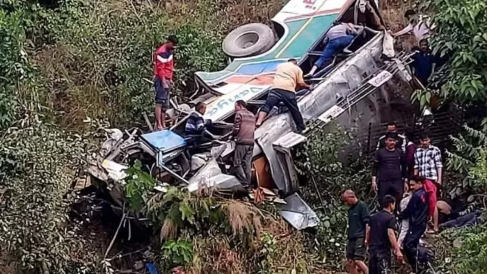 भीषण हादसे के बाद क्षतिग्रस्त बस का फाइल फोटो।