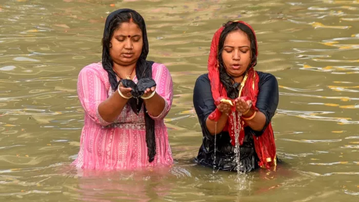 छठ घाट पर जरूर बरतें ये सावधानियां (Picture Courtesy: PTI)
