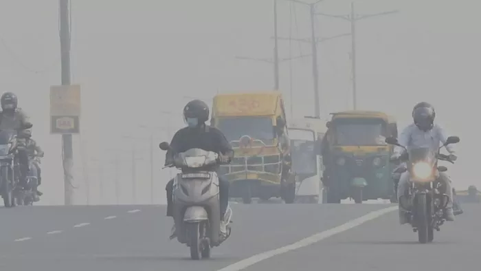 हवा हुई बहुत खराब...नई दिल्ली में छाए घने स्माग में मुंह पर मास्क लगाकर जाते दुपहिया चालक। ध्रुव कुमार
