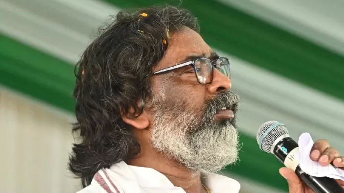 सभा को संबोधित करते हुए सीएम हेमंत सोरेन।