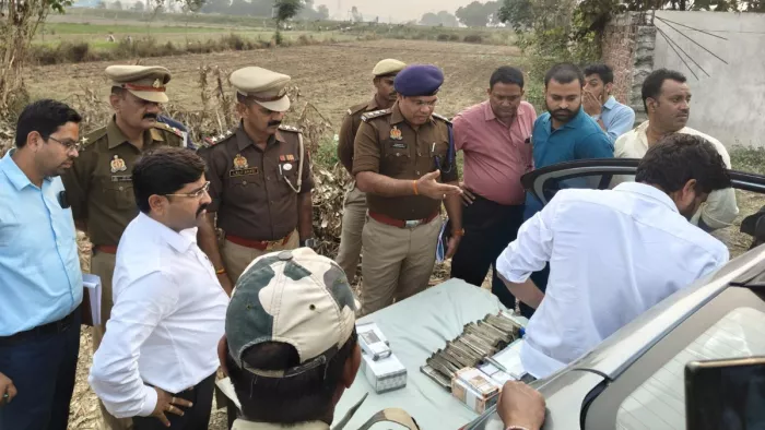 मंगलवार शाम दो कारों से 26.80 लाख रुपया बरामद हुआ।