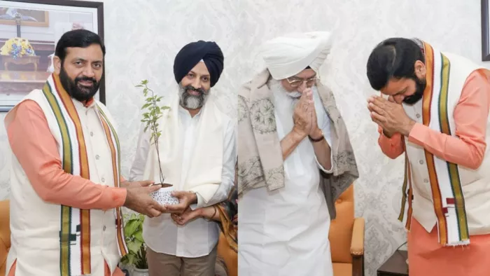 अपने आवास पर डेरा ब्यास प्रमुख गुरिंदर सिंह ढिल्लों और जसदीप गिल का स्वागत करते सीएम नायब सैनी।
