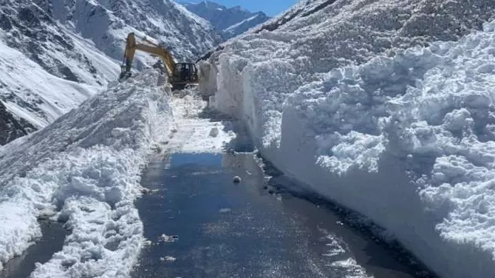 सोमवार को 502 पर्यटक वाहन रोहतांग दर्रा पहुंचे। फाइल फोटो
